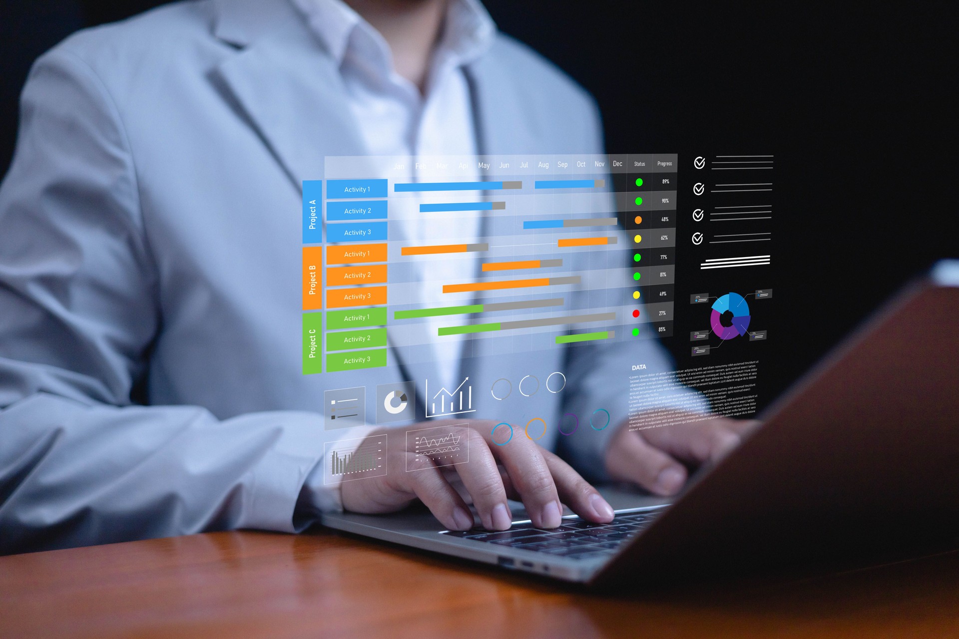 Hombre de negocios que usa una computadora portátil con tablero de gestión de proyectos digitales, diagrama de Gantt, seguimiento de tareas, análisis de datos, herramientas de productividad, planificación del flujo de trabajo y tecnología inteligente 